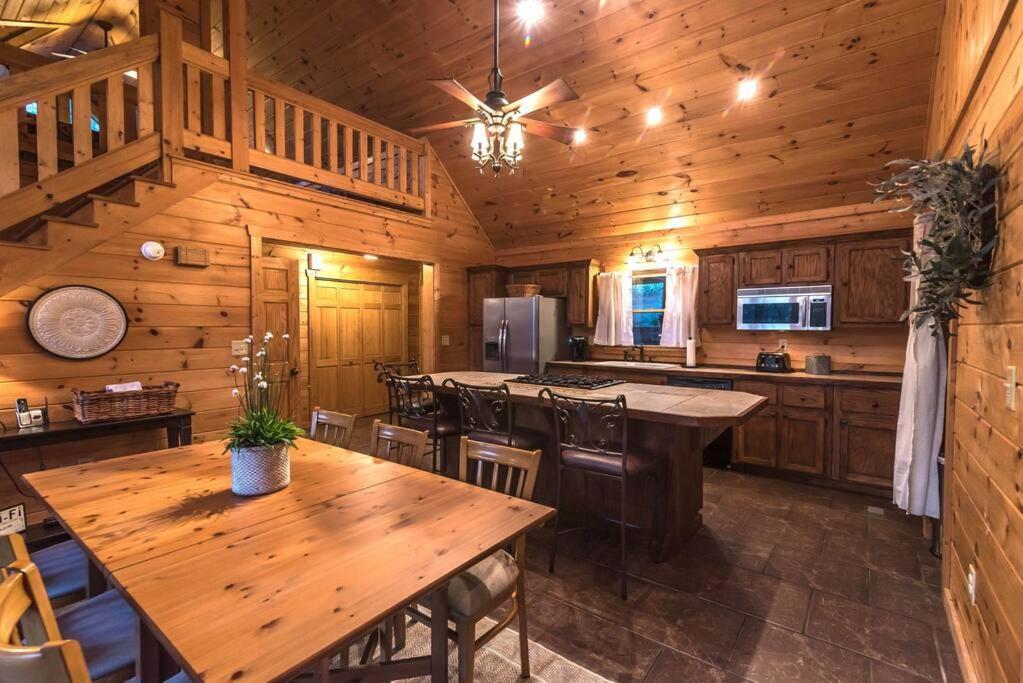 Private Creekside Cabin+Hot Tub,Pool Table, & Pets إليجاي المظهر الخارجي الصورة